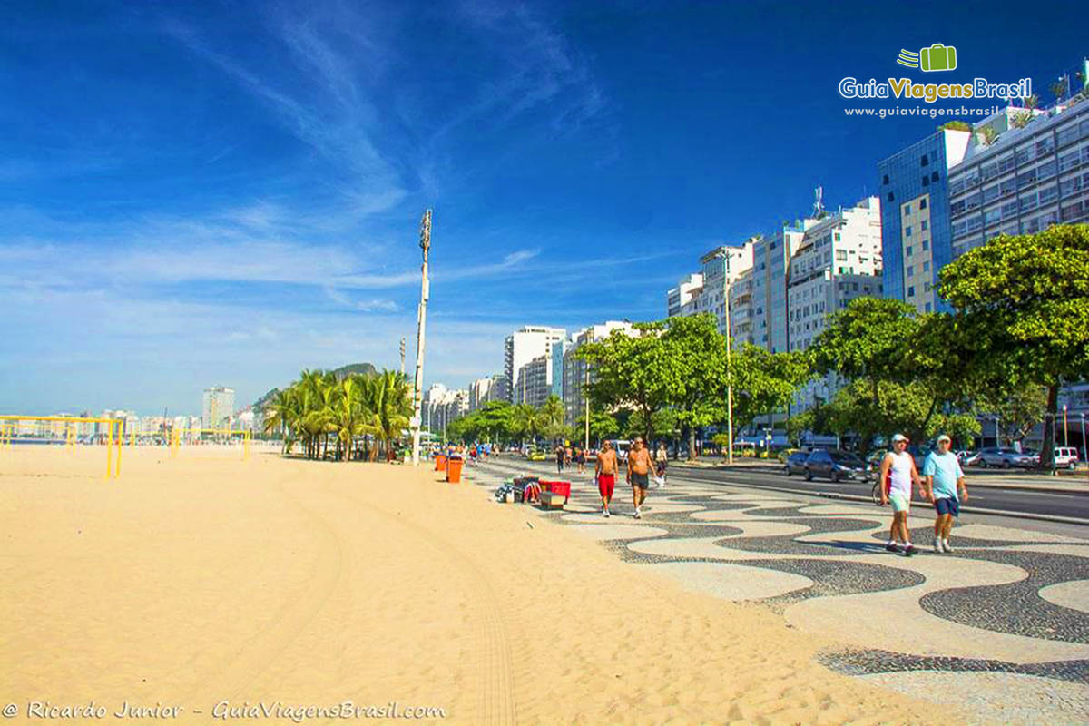 Imagem de pessoas caminhando em um belo dia de sol.